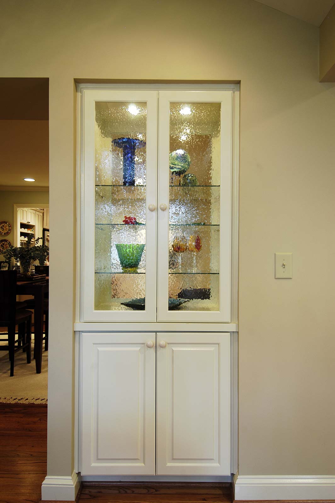 Single built-in display cabinet colose-up